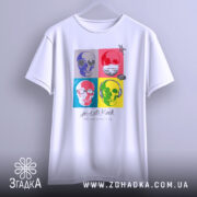 Футболка черепи рок стиль, біла, підвішена на вішалці, фон світло-сірий, принт з чотирьох черепів у різних кольорах, текст '# Let's Rock' під принтом.