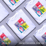 Футболка черепи рок стиль, біла, зображена на манекені, фон світло-сірий, принт складається з чотирьох кольорових черепів у різних окулярах та масках, текст '# Let's Rock' під принтом.