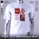 Футболка червоний акцент, біла футболка з принтом, зображена з правого ракурсу, фон нейтральний, принт містить червоні губи та зображення червоного автомобіля.