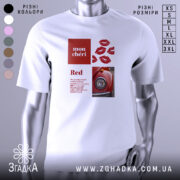 Футболка червоний акцент, біла футболка з принтом, зображена з правого ракурсу, фон нейтральний, принт містить червоні губи та зображення червоного автомобіля.