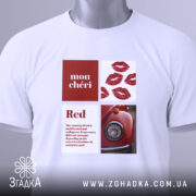Футболка червоний акцент, біла футболка з принтом, зображена зверху, фон світлий, принт містить червоні губи та зображення червоного автомобіля, на футболці є етикетка.