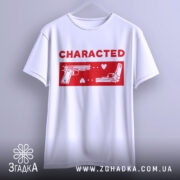 Футболка червоний стиль, біла футболка підвішена на вішалці, з принтом червоного кольору, на якому зображені два пістолети та напис 'CHARACTED', фон світло-сірий, акцент на принті.