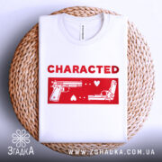 Футболка червоний стиль, складена біла футболка на плетеній основі, з принтом червоного кольору, на якому зображені два пістолети та напис 'CHARACTED', фон світло-сірий, акцент на текстурі основи.