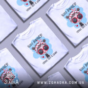 Футболка чого дивишся? Біла футболка на манекені, з принтом дівчинки в червоних окулярах та бандані, фон світло-сірий, принт яскравий з текстом.