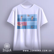 Футболка чорний гумор, біла футболка, підвішена на вішалці, зображення принта з чотирма сценами, деталі рук у воді, одна рука тягнеться, інша з'являється з води.