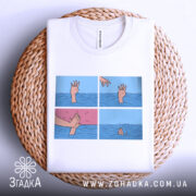 Футболка чорний гумор, біла футболка, складена на плетеній основі, зображення принта з чотирма сценами, деталі рук, що з'являються з води, одна рука тягнеться, інша зникає.