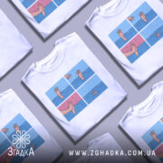 Футболка чорний гумор, біла футболка на манекені, зображення принта з чотирма сценами на фоні блакитної води, деталі рук, що з'являються з води, зокрема одна рука, що тягнеться, та інша, що зникає.