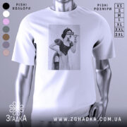 Футболка чорний гумор, біла, зображена з фронтального ракурсу, на фоні світло-сірого кольору, принт зображає жінку в костюмі, з написом 'BITCH' на обличчі.