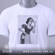 Футболка чорний гумор, біла, зображена зверху, на фоні світло-сірого кольору, принт з жінкою в костюмі, з написом 'BITCH', на футболці є етикетка з зеленим шнурком.