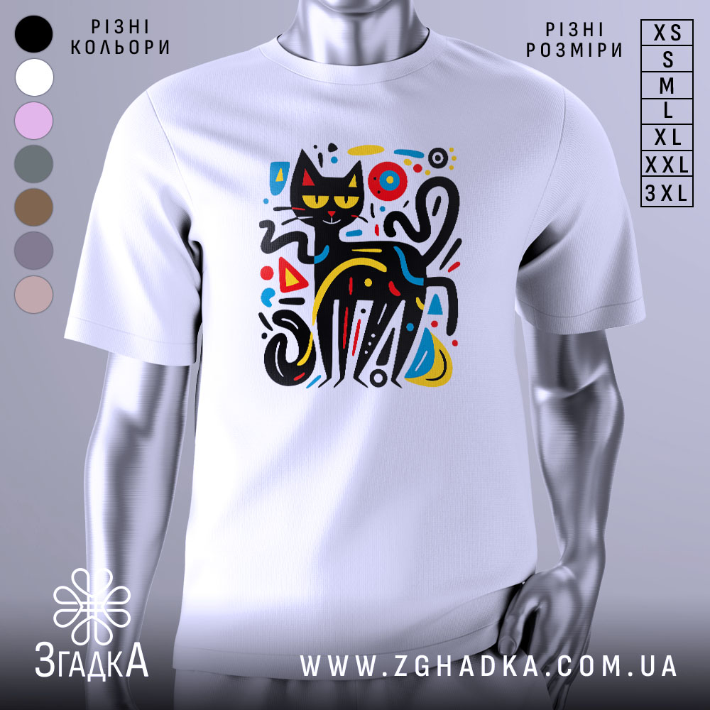Футболка чорний кіт на білому фоні, зображена з фронтального ракурсу, на манекені, принт з абстрактним чорним котом з жовтими очима та кольоровими геометричними елементами.