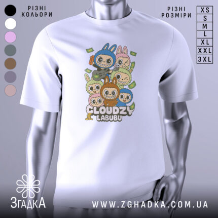 Футболка Cloudzy Labubu білого кольору, зображена з фронтального ракурсу на манекені, фон світло-сірий, принт містить персонажів з великими головами та веселими виразами облич, оточених купюрами.