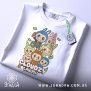 Футболка Cloudzy Labubu білого кольору, складена на поверхні, з видимим етикеткою, фон світло-сірий, принт з персонажами, які тримають гітару та інші предмети, оточені купюрами.