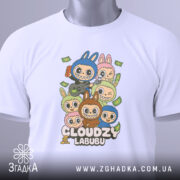 Футболка Cloudzy Labubu білого кольору, складена на поверхні, з видимим етикеткою, фон світло-сірий, принт з персонажами, які тримають гітару та інші предмети, оточені купюрами.