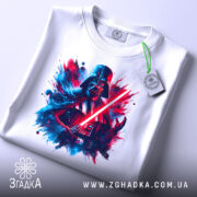 Футболка дарк вейдер арт, біла, зображена на столі, фон світло-сірий, принт з Дарта Вейдера з червоним світлом мечем, прикріплена етикетка з логотипом.