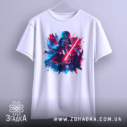 Футболка дарк вейдер арт, біла, підвішена на вішалці, фон світло-сірий, принт з Дарта Вейдера з червоним світлом мечем на кольоровому фоні.