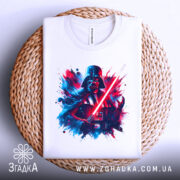 Футболка дарк вейдер арт, біла, складена на плетеній кошику, фон світло-сірий, принт з Дарта Вейдера з червоним світлом мечем на кольоровому фоні.