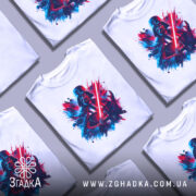 Футболка дарк вейдер арт, біла, зображена на манекені, фон світло-сірий, принт зображує Дарта Вейдера з червоним світлом мечем на фоні яскравих кольорових сплесків.