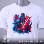 Футболка дарк вейдер арт, біла, зображена на столі, фон світло-сірий, принт з Дарта Вейдера з червоним світлом мечем, прикріплена етикетка з логотипом.
