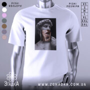 Футболка Давид арт, біла, зображена на манекені з блискучою поверхнею, фон світло-сірий, принт зображає статую Давида з язиком, що висунений, та рукою, що торкається обличчя.