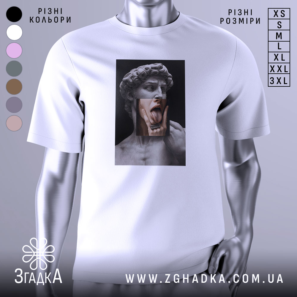 Футболка Давид арт, біла, зображена на манекені з блискучою поверхнею, фон світло-сірий, принт зображає статую Давида з язиком, що висунений, та рукою, що торкається обличчя.