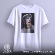 Футболка Давид арт, біла, підвішена на вішалці, фон світло-сірий, принт зображає статую Давида з язиком, що висунений, та рукою, що торкається обличчя.