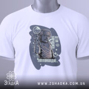 Футболка де ви навчалися, біла, зображена зверху, фон світло-сірий, принт з зображенням людини, що піднімає руку, з текстом і графічними елементами, на комірці є етикетка.