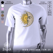 Футболка день ніч, біла, зображена з фронтального ракурсу, фон світло-сірий, принт з сонцем і місяцем, що зображують обличчя, жовті та сірі деталі.