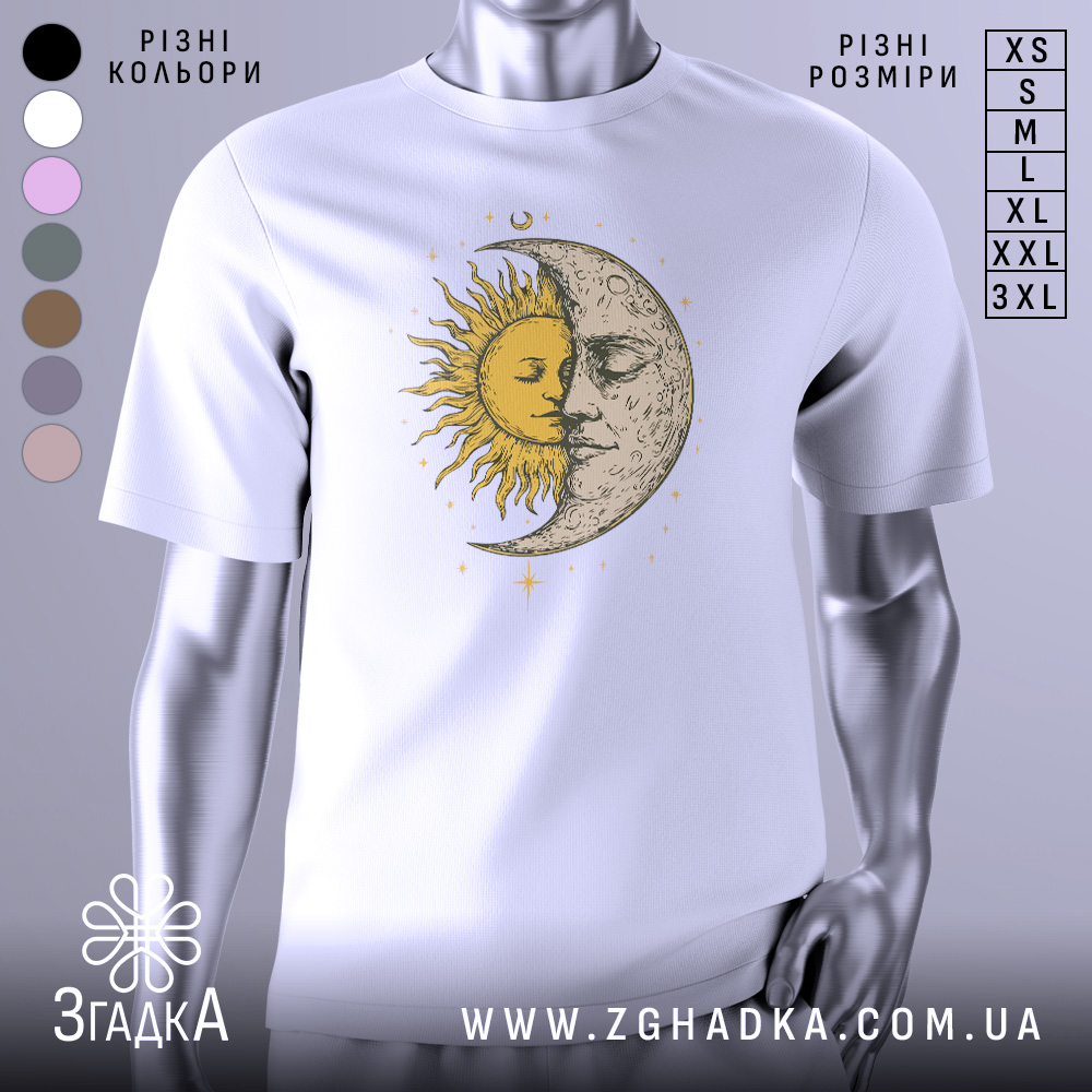 Футболка день ніч, біла, зображена з фронтального ракурсу, фон світло-сірий, принт з сонцем і місяцем, що зображують обличчя, жовті та сірі деталі.