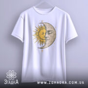 Футболка день ніч, біла, зображена з бокового ракурсу, фон світло-сірий, принт з сонцем і місяцем, що зображують обличчя, жовті та сірі деталі.