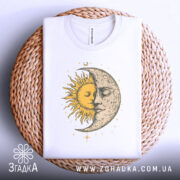 Футболка день ніч, біла, зображена зверху на плетеній основі, фон білий, принт з сонцем і місяцем, що зображують обличчя, жовті та сірі деталі.