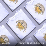 Футболка день ніч, біла, зображена з фронтального ракурсу, фон світло-сірий, принт з сонцем і місяцем, що зображують обличчя, жовті та сірі деталі.