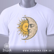 Футболка день ніч, біла, зображена з верхнього ракурсу, фон світло-сірий, принт з сонцем і місяцем, що зображують обличчя, жовті та сірі деталі, з етикеткою на зеленому шнурку.