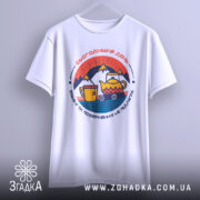 Футболка день обміну не підлягає. Біла футболка з коротким рукавом, зображена з фронтального ракурсу. На фоні світло-сірий колір. Принт з яскравими кольорами, що зображує чайник та чашку на фоні гір.