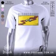 Футболка disconnect стиль, біла, зображена з фронтального ракурсу, фон нейтральний, принт з жовтим фоном, червоним кабелем і розеткою.