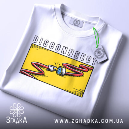 Футболка disconnect стиль, біла, складена на поверхні, фон світлий, принт з жовтим фоном, червоним кабелем і розеткою, з етикеткою на шнурку.
