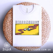 Футболка disconnect стиль, біла, складена на плетеній кошику, фон світлий, принт з жовтим фоном, червоним кабелем і розеткою.