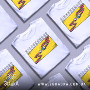 Футболка disconnect стиль, біла, зображена з фронтального ракурсу, фон нейтральний, принт з жовтим фоном, червоним кабелем і розеткою.