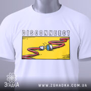 Футболка disconnect стиль, біла, складена на поверхні, фон світлий, принт з жовтим фоном, червоним кабелем і розеткою, з етикеткою на шнурку.