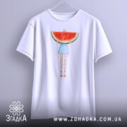 Футболка дівчина кавун, біла, з фронтального ракурсу, на фоні світло-сірого градієнту, принт з дівчиною у блакитній спідниці, яка тримає великий кавун, підвішена на вішалці.