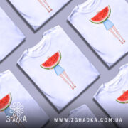 Футболка дівчина кавун, біла, з фронтального ракурсу, на фоні світло-сірого градієнту, принт з дівчиною у блакитній спідниці, яка тримає великий кавун.