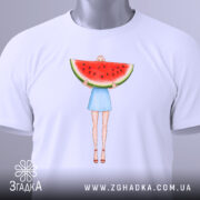 Футболка дівчина кавун, біла, з верхнього ракурсу, на фоні світло-сірого, принт з дівчиною у блакитній спідниці, яка тримає кавун, з етикеткою на шнурку.