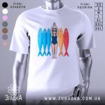 Футболка дівчина рибки білого кольору, зображена з фронтального ракурсу на манекені, фон світло-сірий, принт з дівчиною в купальнику та рибками різних кольорів: блакитними, червоними та жовтими.