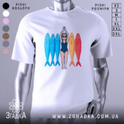 Футболка дівчина рибки білого кольору, зображена з фронтального ракурсу на манекені, фон світло-сірий, принт з дівчиною в купальнику та рибками різних кольорів: блакитними, червоними та жовтими.