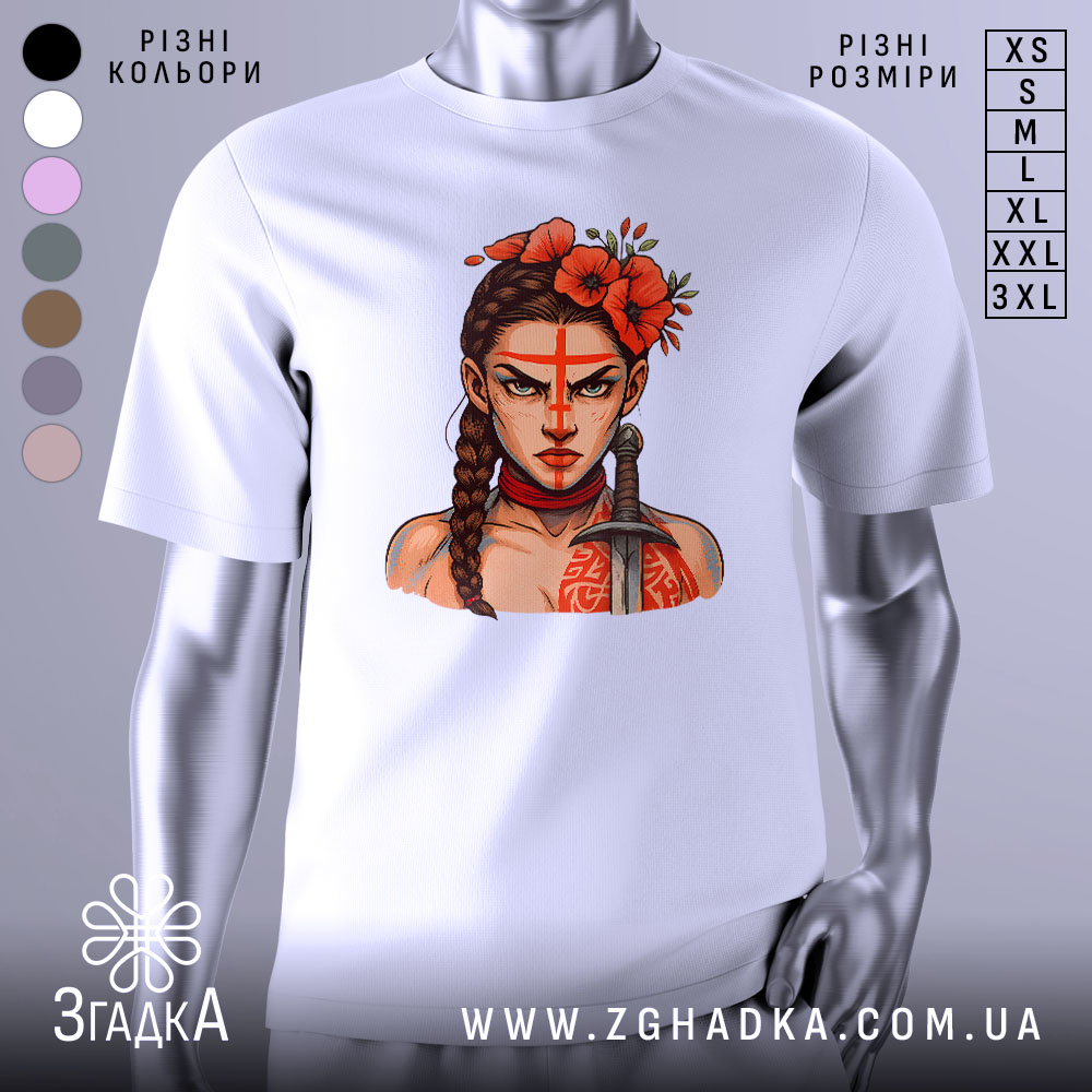 Футболка Дівчина Войовниця, біла, зображена на манекені, фон світло-сірий, принт з зображенням дівчини з червоними квітами на голові та мечем, вираз обличчя серйозний, червона смужка на лобі.