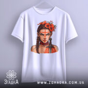 Футболка Дівчина Войовниця, біла, підвішена на вішалці, фон світло-сірий, принт з зображенням дівчини з червоними квітами на голові та мечем, вираз обличчя серйозний, червона смужка на лобі.