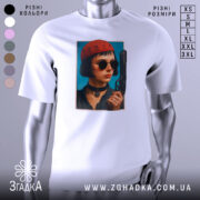 Футболка дівчина з пістолетом, біла, з фронтального ракурсу, на фоні світло-сірого кольору, принт з зображенням дівчини в червоній шапці та чорних окулярах, тримає пістолет.