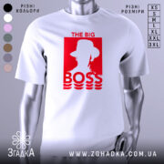 Футболка для босса, білого кольору, зображена з близького ракурсу на манекені, фон світло-сірий, принт червоного кольору з написом 'THE BIG BOSS' та силуетом людини в капелюсі.