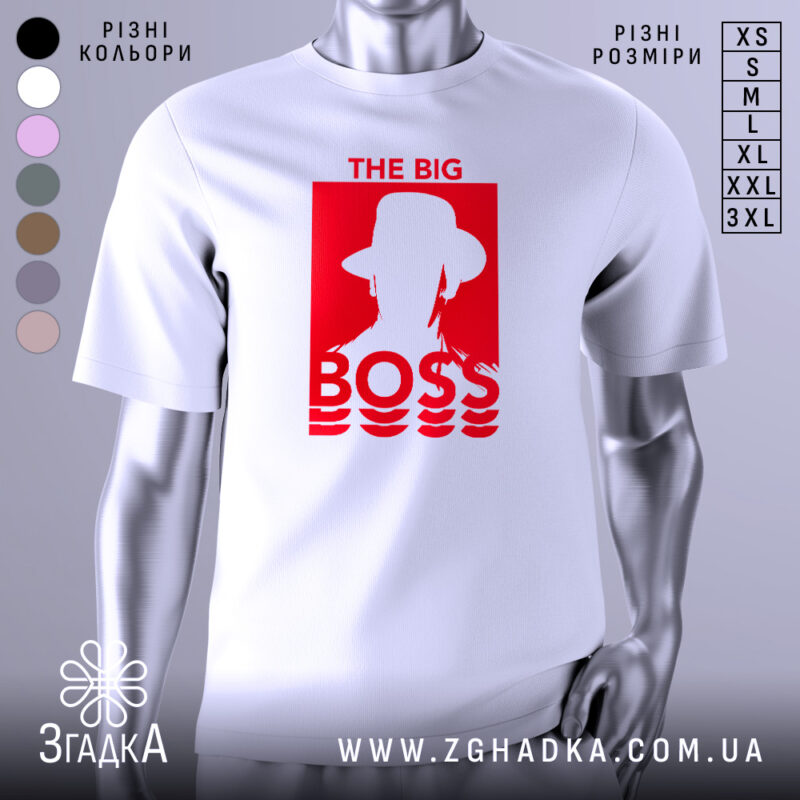 Футболка для босса, білого кольору, зображена з близького ракурсу на манекені, фон світло-сірий, принт червоного кольору з написом 'THE BIG BOSS' та силуетом людини в капелюсі.