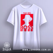 Футболка для босса, білого кольору, підвішена на вішалці, фон світло-сірий, принт червоного кольору з написом 'THE BIG BOSS' та силуетом людини в капелюсі.