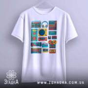 Футболка для меломана, білого кольору, підвішена на вішалці, фон світло-сірий, принт з музичними елементами в яскравих кольорах, добре видно деталі принта.